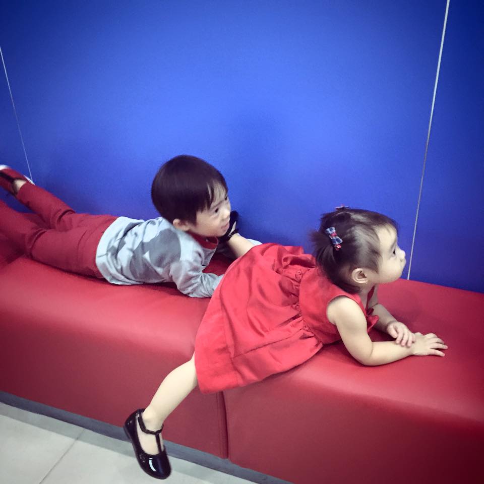 Bé Rio và Cherry rất yêu thương nhau.