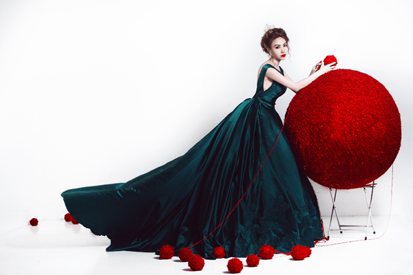 Trong bộ ảnh mới thực hiện nhân dịp Noel, Ngân Khánh hóa vào nàng công chúa xinh đẹp lộng lẫy nhưng cô đơn.