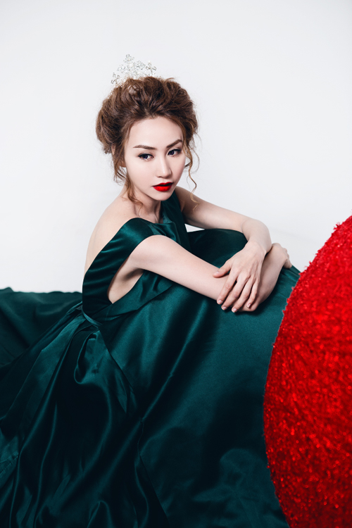 Người đẹp của phim 'Mỹ nhân Sài gòn' sở hữu thân hình gợi cảm, mảnh mai.