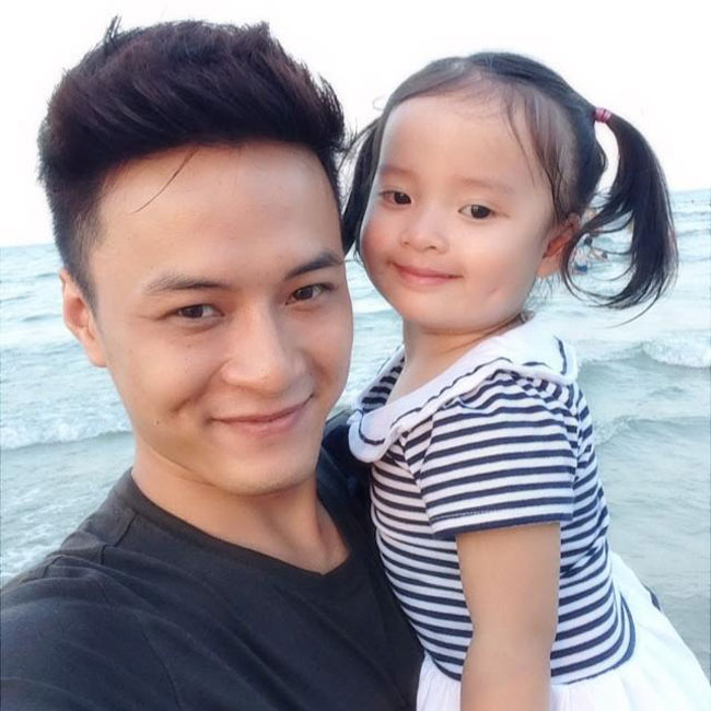 Ít ai biết chàng diễn viên Hồng Đăng từng nổi tiếng với rất nhiều vai công tử trong các bộ phim Cầu vồng tình yêu (vai Minh Khang) hay Giọt nước rơi đã có con gái lớn.