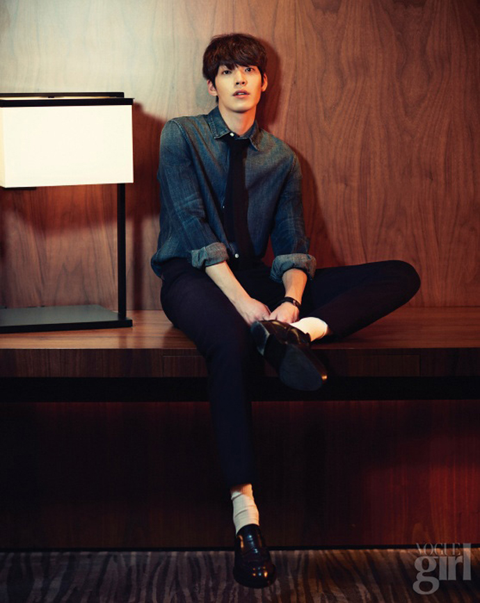 Kim Woo Bin sở hữu chiều cao 187cm cùng style nam tính, khác với vẻ ngoài 'đỏm dáng' của những ngôi sao Hallyu khác.