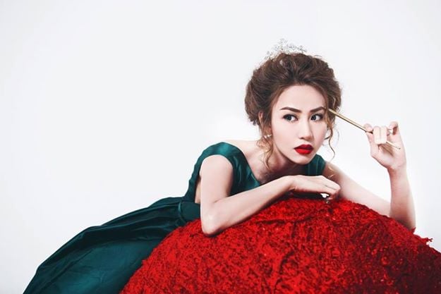 Ngân Khánh chọn chiếc váy lụa màu xanh lá cây sẫm để đón Noel một cách khác biệt.