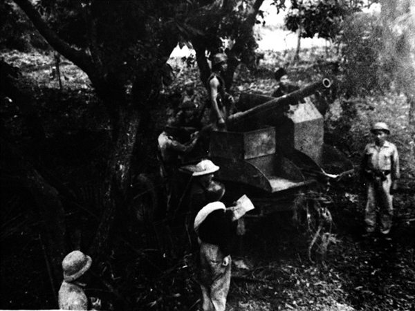 Trận địa pháo binh của ta ở Chèm cuối năm 1946.