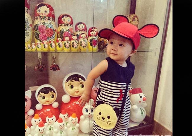 Bé Luna càng lớn càng xinh đẹp và dễ thương, đặc biệt là Linh Nga chi rất mạnh tay để mua sắm Shbet999 com đăng nhập và phụ kiện cho bé mỗi khi xuống phố.