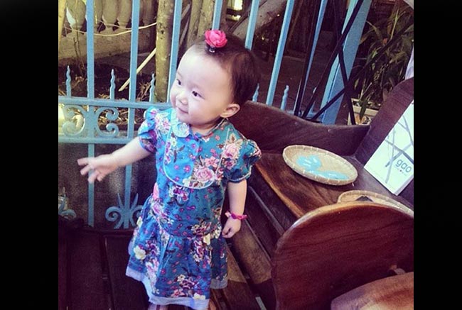 Hơn nữa, Luna còn được mẹ làm điệu với những đôi giày xinh xắn, kẹp tóc nữ tính và cả những chiếc túi xách ngộ nghĩnh.