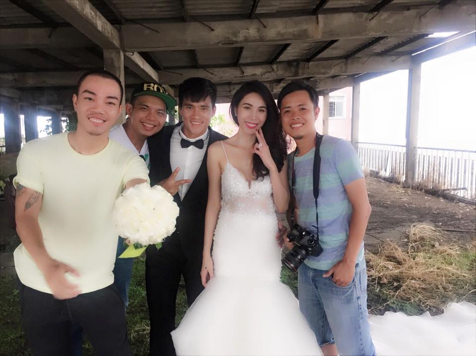 Cả hai vợ chồng Thủy Tiên - Công Vinh và ekip chụp hình xem ra rất hài lòng với sự lựa chọn này.