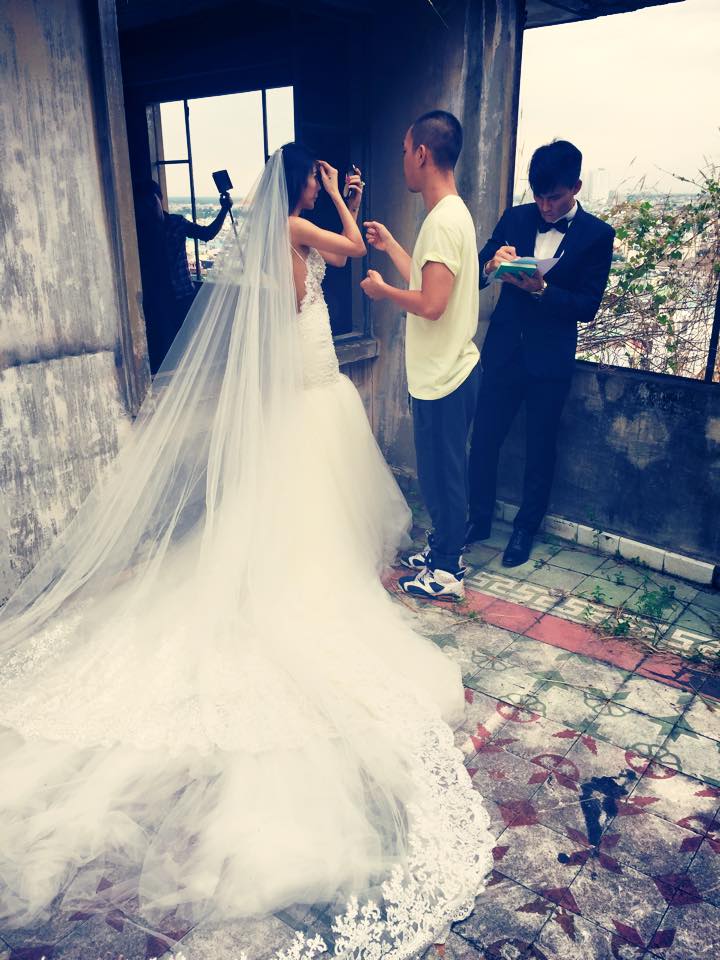 Ekip chỉnh sửa cho cô dâu trước mỗi pose hình.