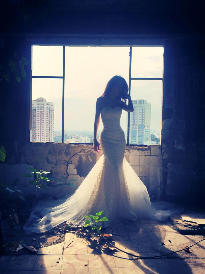 Trong ánh sáng mờ tỏ của căn nhà hoang, thân hình kiều diễm của Thủy Tiên càng nổi bật.