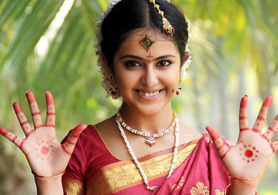 Ở tuổi 17, Avika Gor còn được biết đến với giọng hát trong trẻo, khả năng múa điêu luyện không kém các vũ công.