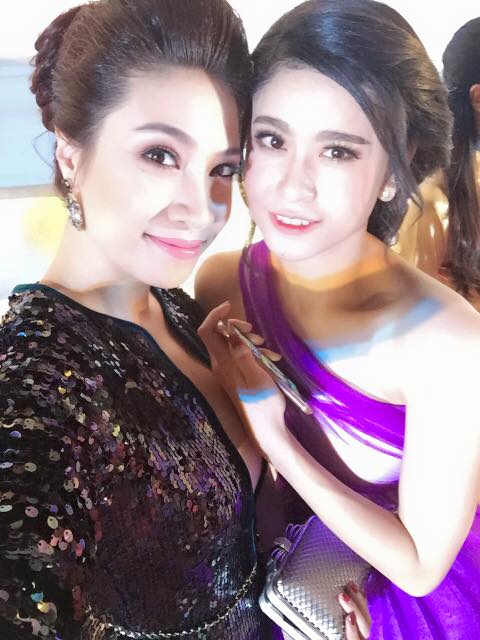 Pha Lê Và Trương Quỳnh Anh hội ngộ trong lễ trao giải của một kênh truyền hình.