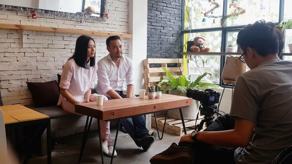 Ngô Thanh Vân tham gia một talkshow cùng một chuyên gia ảo thuật đường phố.