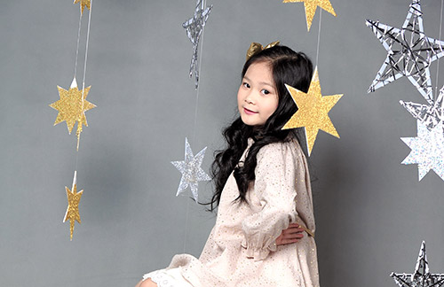 Trang facebook cá nhân của cô bé cũng tăng thêm gần gấp đôi số lượng người theo dõi và yêu mến, ủng hộ.