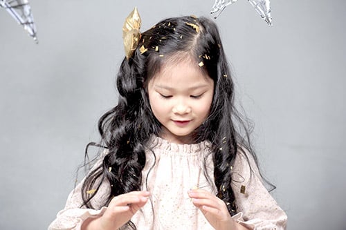 Mới đây, hòa cùng không khí Giáng sinh rộn ràng, mẫu nhí ăn khách nhất Hà Thành vừa thực hiện một bộ ảnh chào Noel 2014 và nhanh chóng thu hút sự chú ý của cư dân mạng.