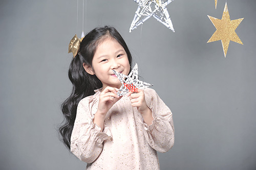 Với lợi thế về ngoại hình đáng yêu, gương mặt và nụ cười tươi, hình ảnh của Hà Thiên Trang còn thường xuyên xuất hiện trên các diễn đàn dành cho mẹ và bé, đồng thời nhận được rất nhiều lời khen ngợi của cộng đồng mạng.