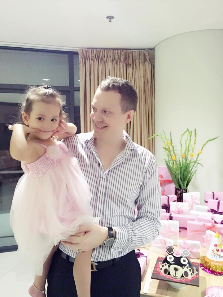 Ông xã người Thủy Điển của Bích Huyền là người rất tâm lý và yêu thương vợ con.