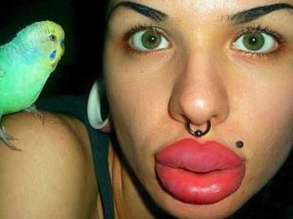 Kristina Rei vì muốn giống nhân vật hoạt hình nên cô đã bơm môi 100 lần.