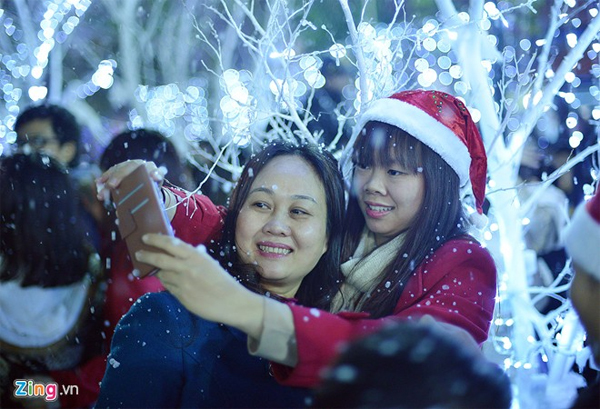 Vẻ đẹp của con đường còn là do ánh sáng đèn nhấp nháy từ các cây giả tạo ra.