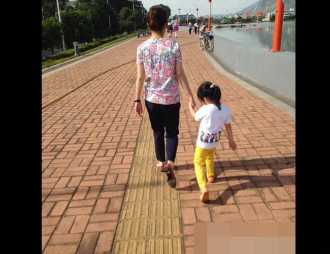 Do quá bận rộn với lịch diễn nên thời gian này Triệu Vy gần như hiếm khi được ở nhà. Tuy thế, cô luôn cố gắng dành thời gian cho con.
