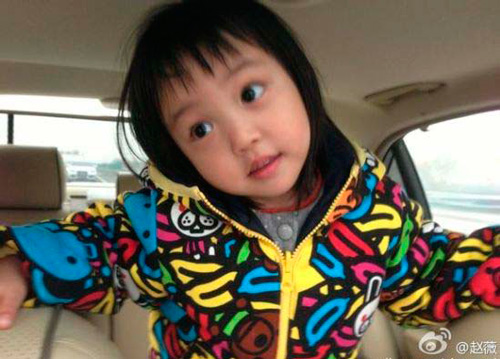 Nhìn gương mặt cô bé vô cùng đáng yêu.