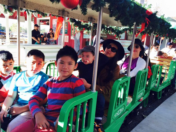 Bằng Kiều rất chăm chỉ chụp hình con trai và up lên Facebook khoe với bạn bè.