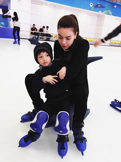 Nữ ca sỹ Hồ Ngọc Hà cũng đưa con trai ra Hà Nội thăm bạn bè và đón Giáng sinh.