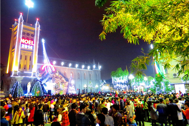 Tối 24/12 hàng triệu người dân trên khắp cả nước đã hòa mình vào không khí Giáng sinh an lành, ấm áp.