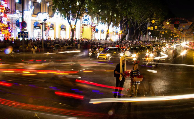 Nhiều bạn trẻ tranh thủ đứng giữa đường bán đồ chơi và quà Noel.