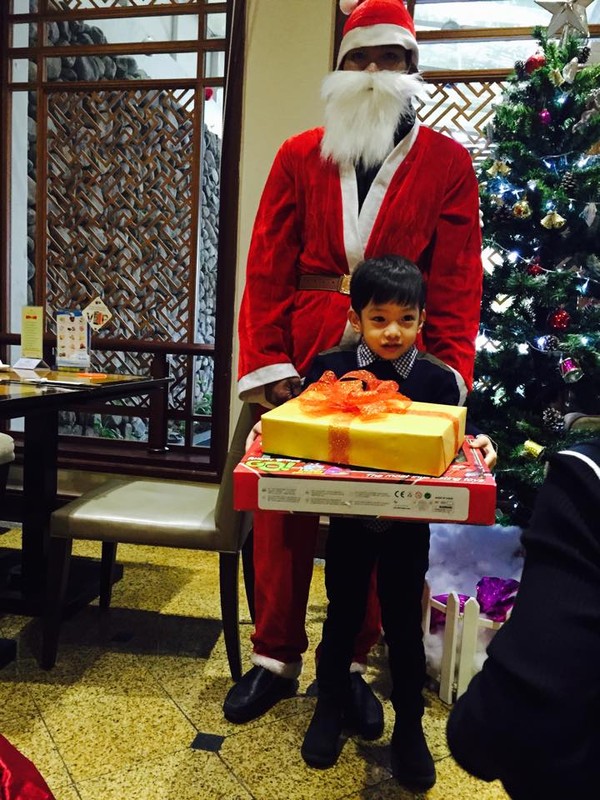 Bé Su Beo bẽo lẽn nhận quà từ ông gia Noel ở Hà Nội.