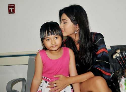 Dù làm việc trong lĩnh vực nghệ thuật, Kim Tuyến nói, cô không ép con gái phải đi theo nghề của mẹ, khi cô bé lớn lên sẽ có lựa chọn riêng.