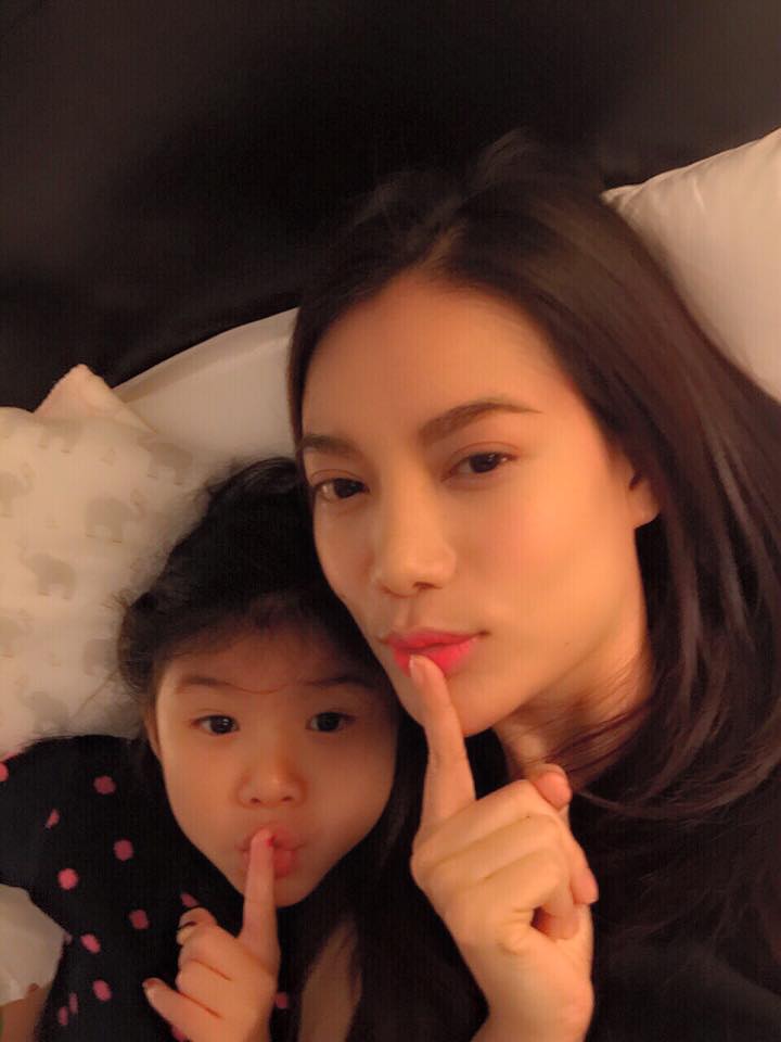 Hai mẹ con Trương Ngọc Ánh làm điệu để chụp ảnh.