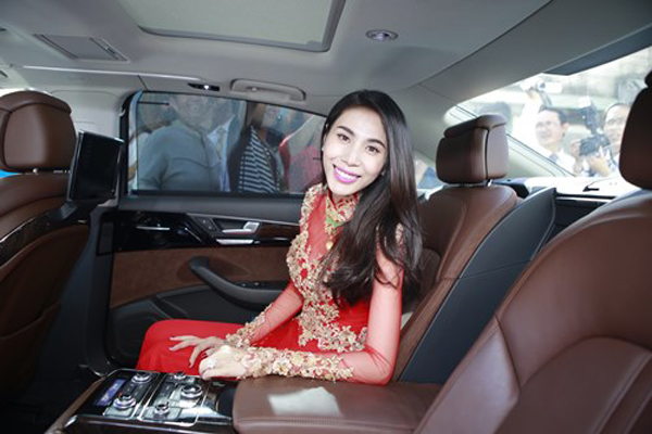 Thủy Tiên nở nụ cười hạnh phúc trên xe hoa.