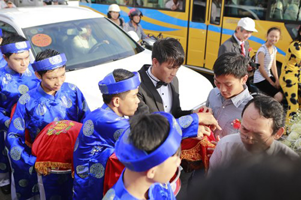 Nhiều người dân hiếu kỳ dừng xe lại để xem lễ cưới của Công Vinh và Thủy Tiên.