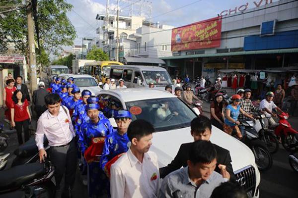 Công Vinh chỉ đạo dàn bưng quả nhà trai xếp hàng thẳng tắp vào bên trong.