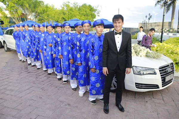 Công Vinh và dàn bưng quả nhà trai với áo dài xanh nổi bật đã chuẩn bị sẵn sàng để lên đường sang nhà Thủy Tiên.