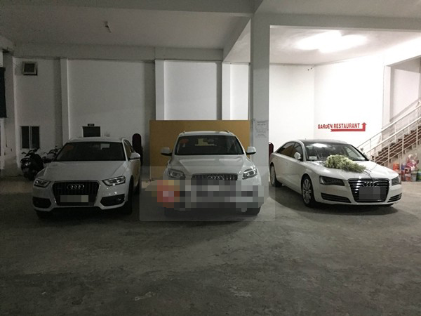 Mặt khác, một dàn siêu xe khách sẽ khởi hành từ Sài Gòn vào sáng ngày 27/12 để đưa một số khách mời nổi tiếng và người thân quen của Công Vinh - Thủy Tiên về dự Quatrian shbet hiện đang mở.