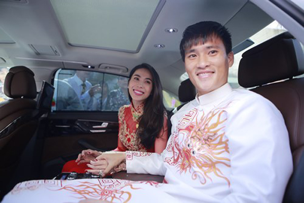 Đến khi vào trong xe hoa, Công Vinh vẫn không buông tay Thủy Tiên. Chiếc áo cưới của Công Vinh được thêu hình rồng phụng cầu kỳ.
