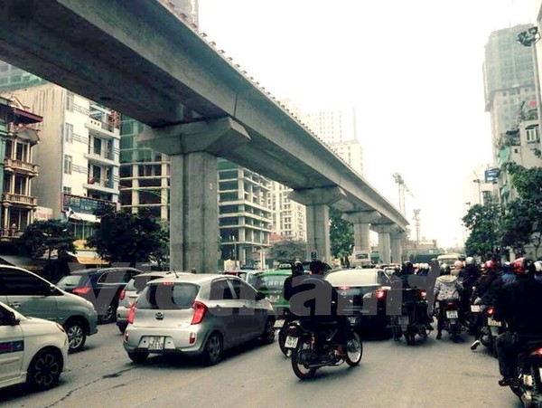Hà Đông: Giàn giáo bị sập đè nát, một xe taxi bị đè nát