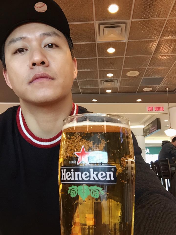 Tuấn Hưng: 'Hôm qua lại được khán giả cho uống, lại k đc ngủ và ra sân bay luôn. Chuyến này đi mình mới thấy thêm 1 tài lẻ của mình là nhậu. Hoá ra mình uống ác phết ...'