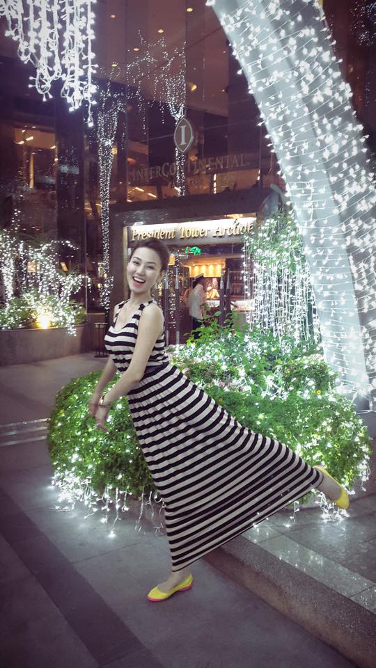 Ngân Khánh đi ăn cưới bạn.