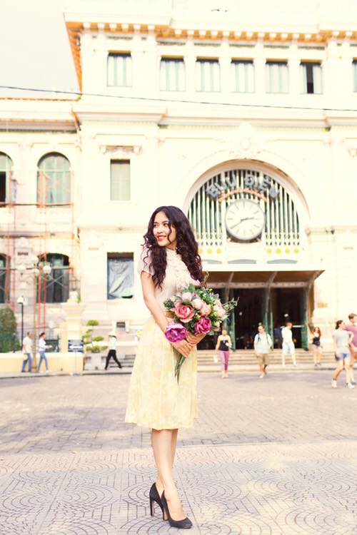 Diễn viên Tú Vi điệu đà trong nắng sớm.