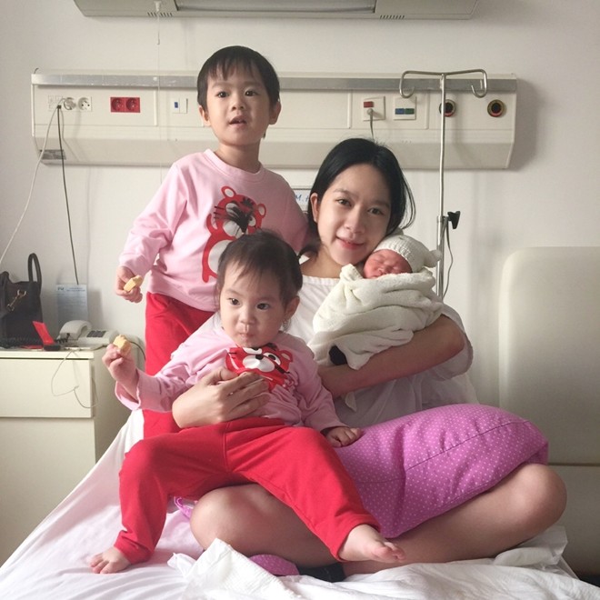 Tên ở nhà của bé là Sunny - cái tên mang ý nghĩa vui vẻ, tươi sáng... Nhiều người nhận xét, cô bé đáng yêu hệt như chị Cheery.