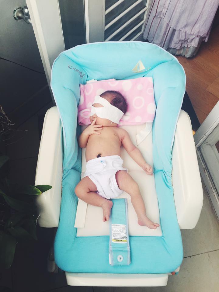 Cô bé vừa được mẹ cho đi sưởi nắng.