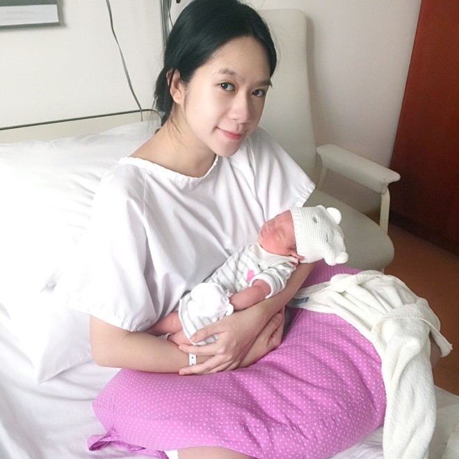 Sunny lúc sinh nặng 3kg, rất ngoan và đặc biệt là... thích ngủ nhiều. Minh Hà chia sẻ: 'Sunny đã quen từ trong bụng nên nghe anh chị con hét cứ như là hát con vẫn ngủ ngon lành. 1 ngày 24 tiếng con chỉ ngủ khoảng... 22 tiếng thôi'.