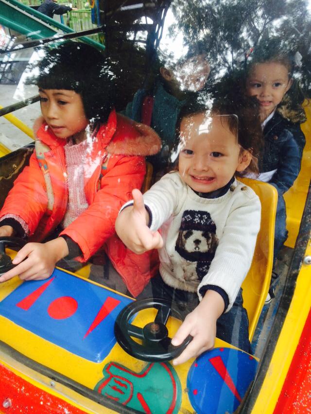 Tôm tỏ ra vô cùng húng thú khi được chơi các trò chơi trong công viên.