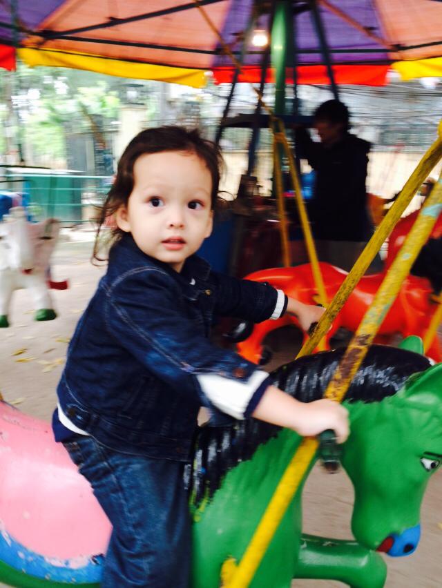 Cô Tép thích thú khi được chơi trò chơi ở công viên.