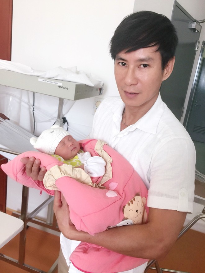 Lý Hải hạnh phúc khi bé công chúa nhỏ trên tay.