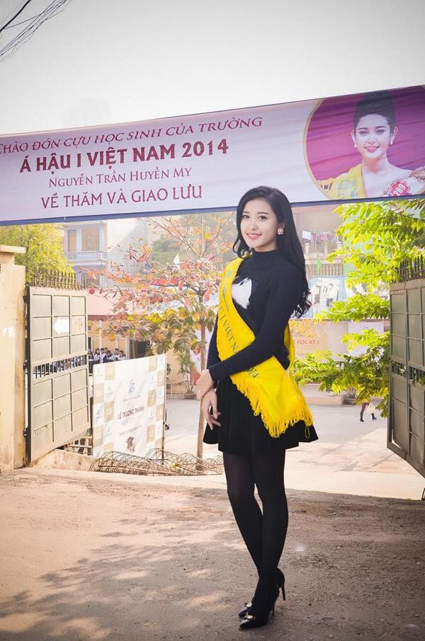 Á hậu Huyền My về thăm trường cũ.