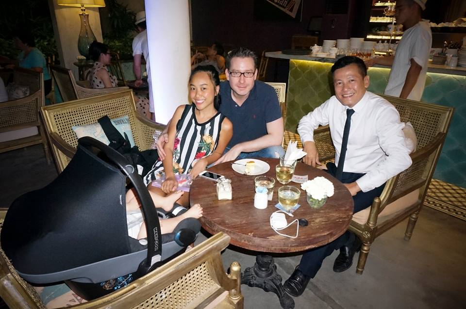 Vợ chồng Đoan Trang tình tứ bên cạnh nhà nhiếp ảnh Quốc Huy.