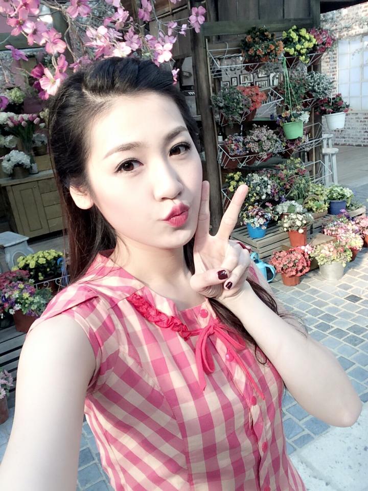 Á hậu Tú Anh chịu lạnh để chụp ảnh quảng cáo cho nhãn hàng thời trang.