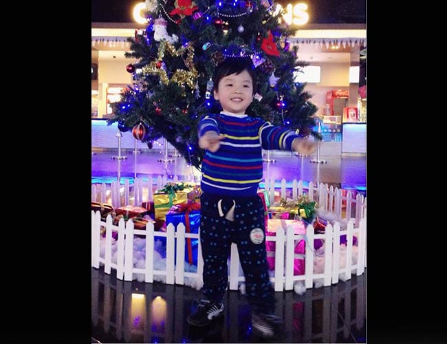Về phần anh trai Khải Minh, cậu nhóc hiện đã hơn 3 tuổi, rất tinh nghịch và thông minh.